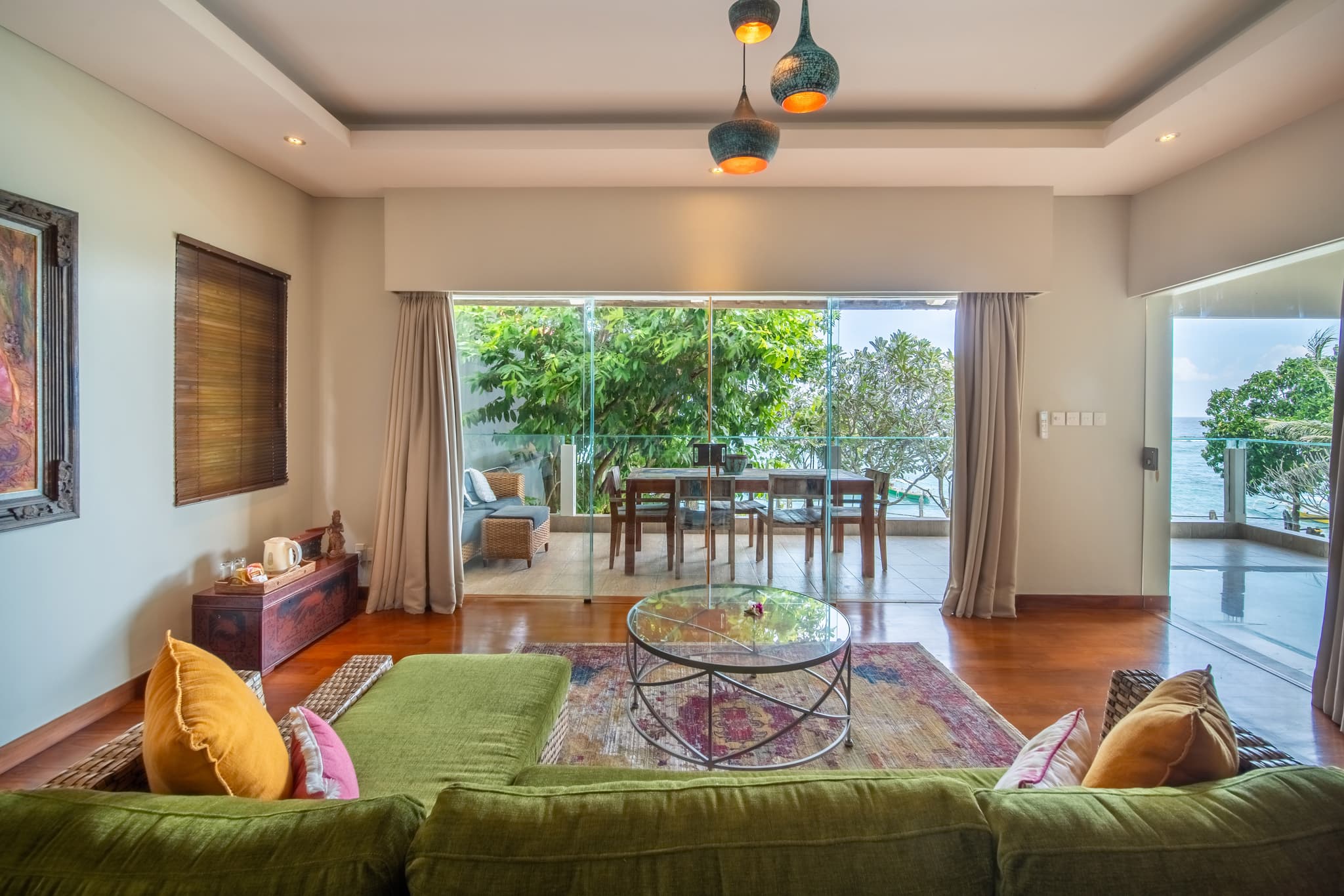 Villa Cocoa Maya - Gamelan bedroom leading on to balcony with sea views