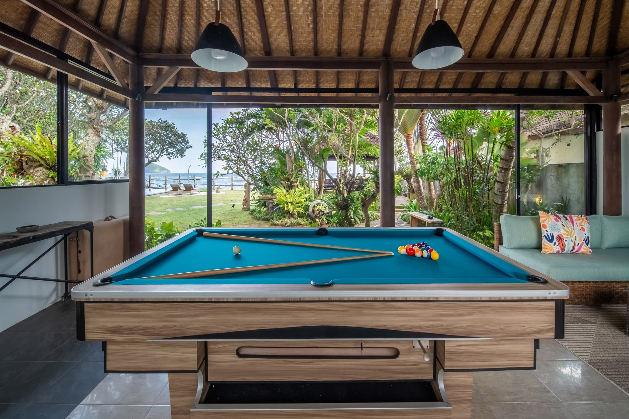 Villa Cocoa Maya - Games room pool table with a sea view