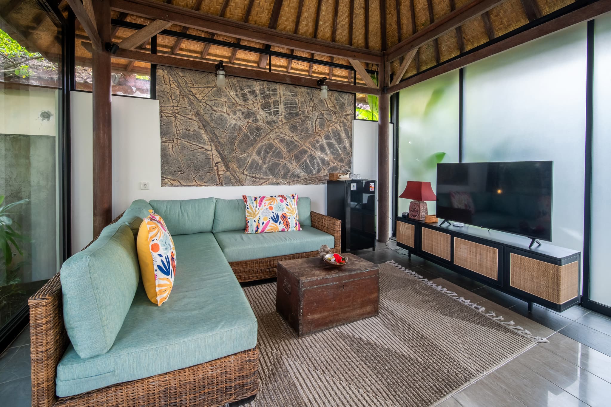 Villa Cocoa Maya - Games room with TV books board games and pool table