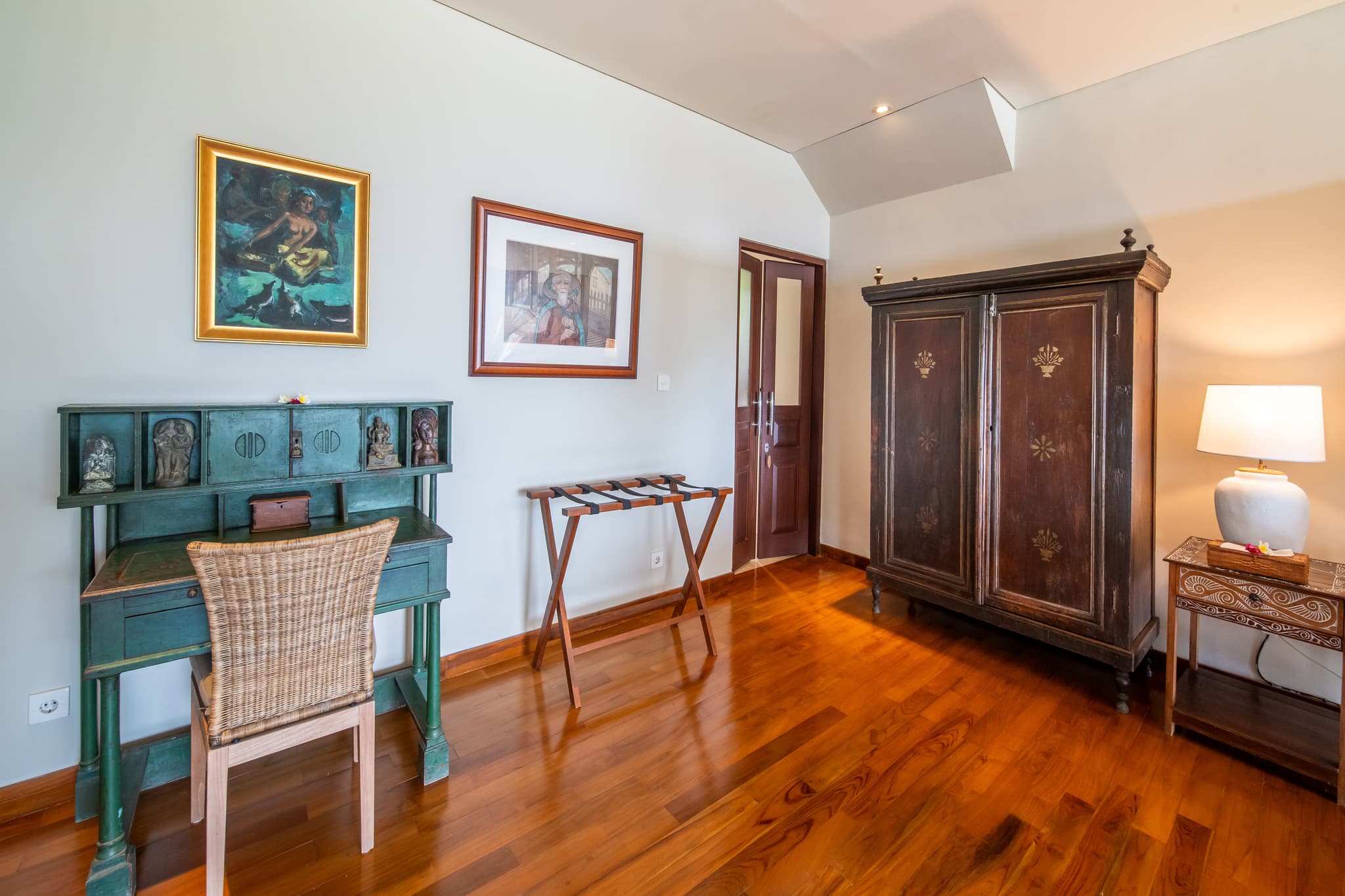 Villa Cocoa Maya Ikat bedroom desk to work at