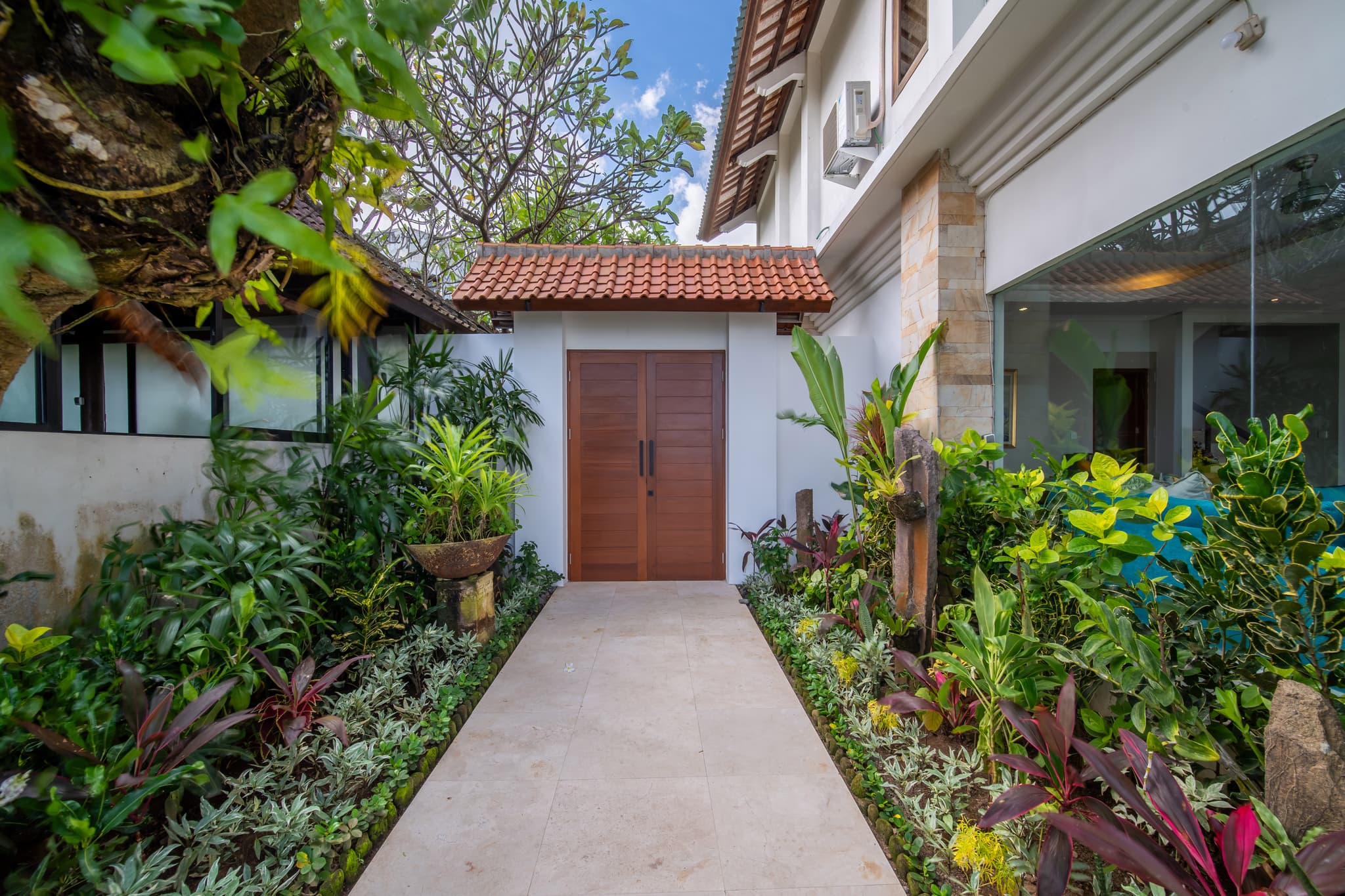 Villa Cocoa Maya - entrance gate from the off-street parking area