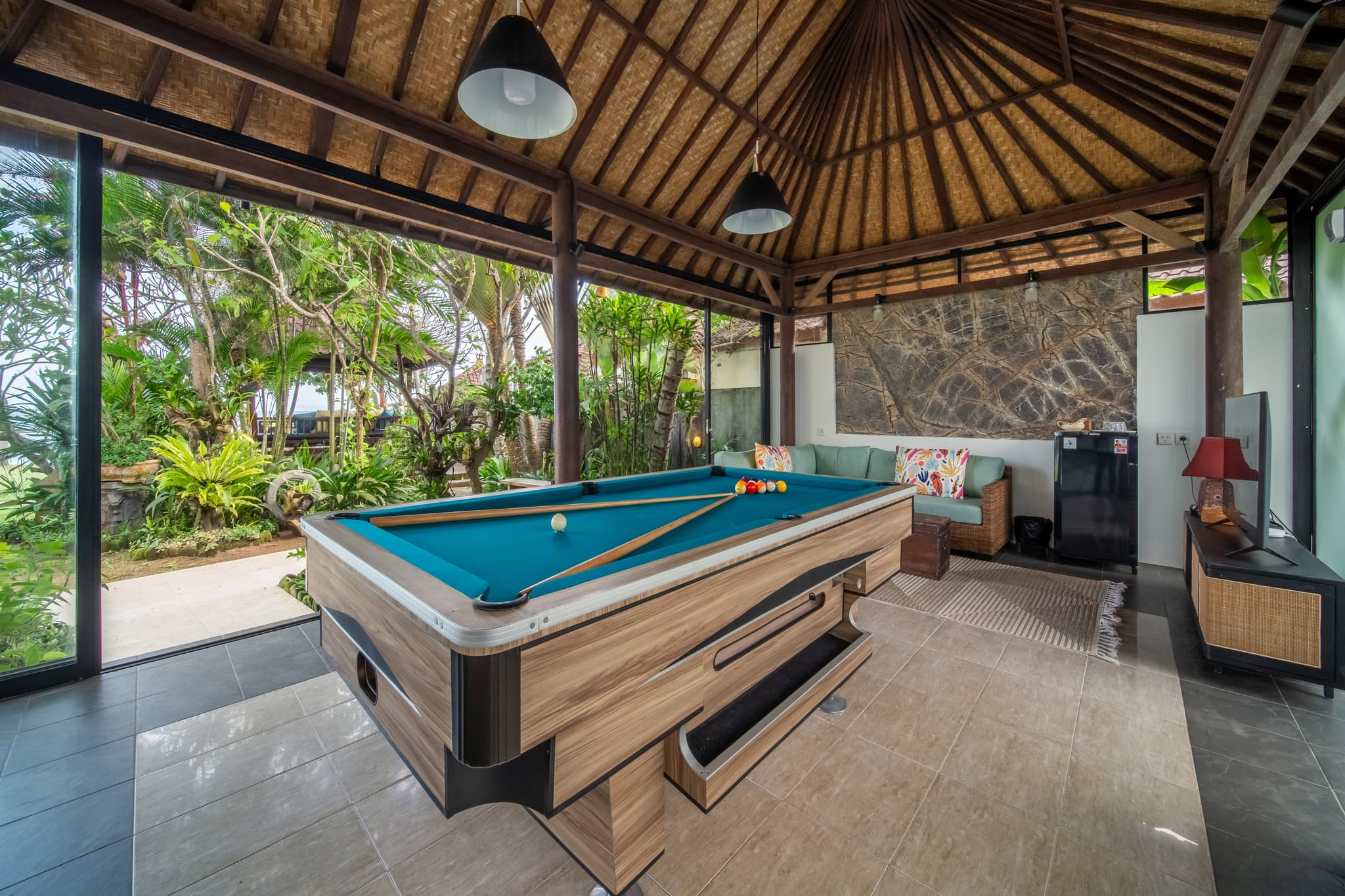 Villa Cocoa Maya - games room with a pool table and TV