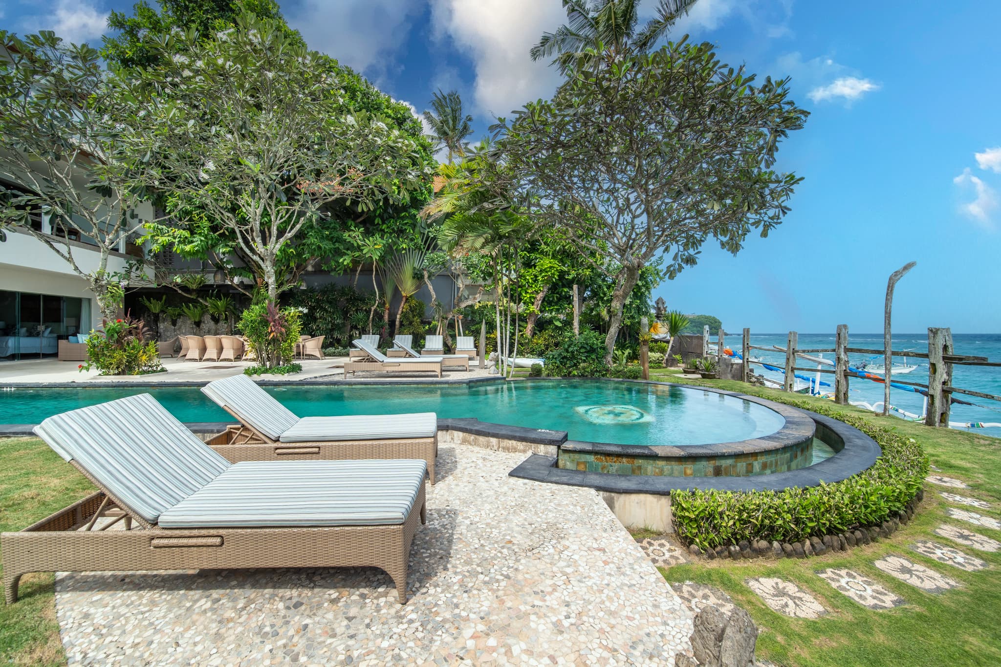 Villa Cocoa Maya - sunbeds around the pool