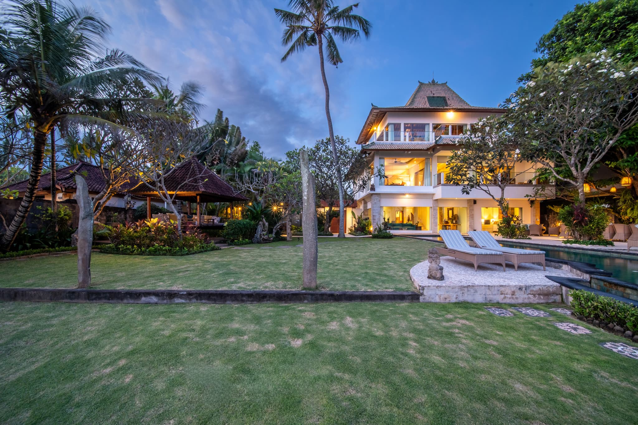 Villa Cocoa Maya - very large flat garden