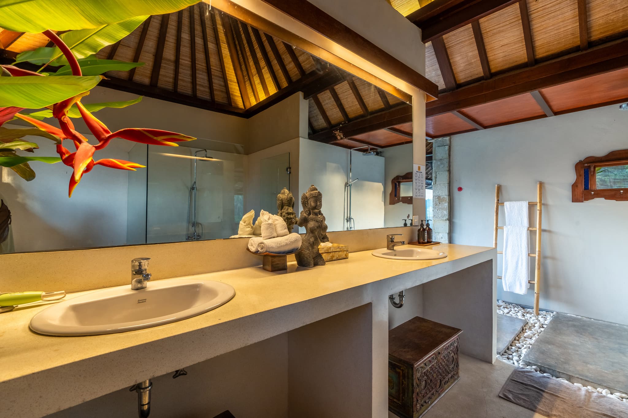 Villa Sagitta - Bale room bathroom with indoor and outdoor shower