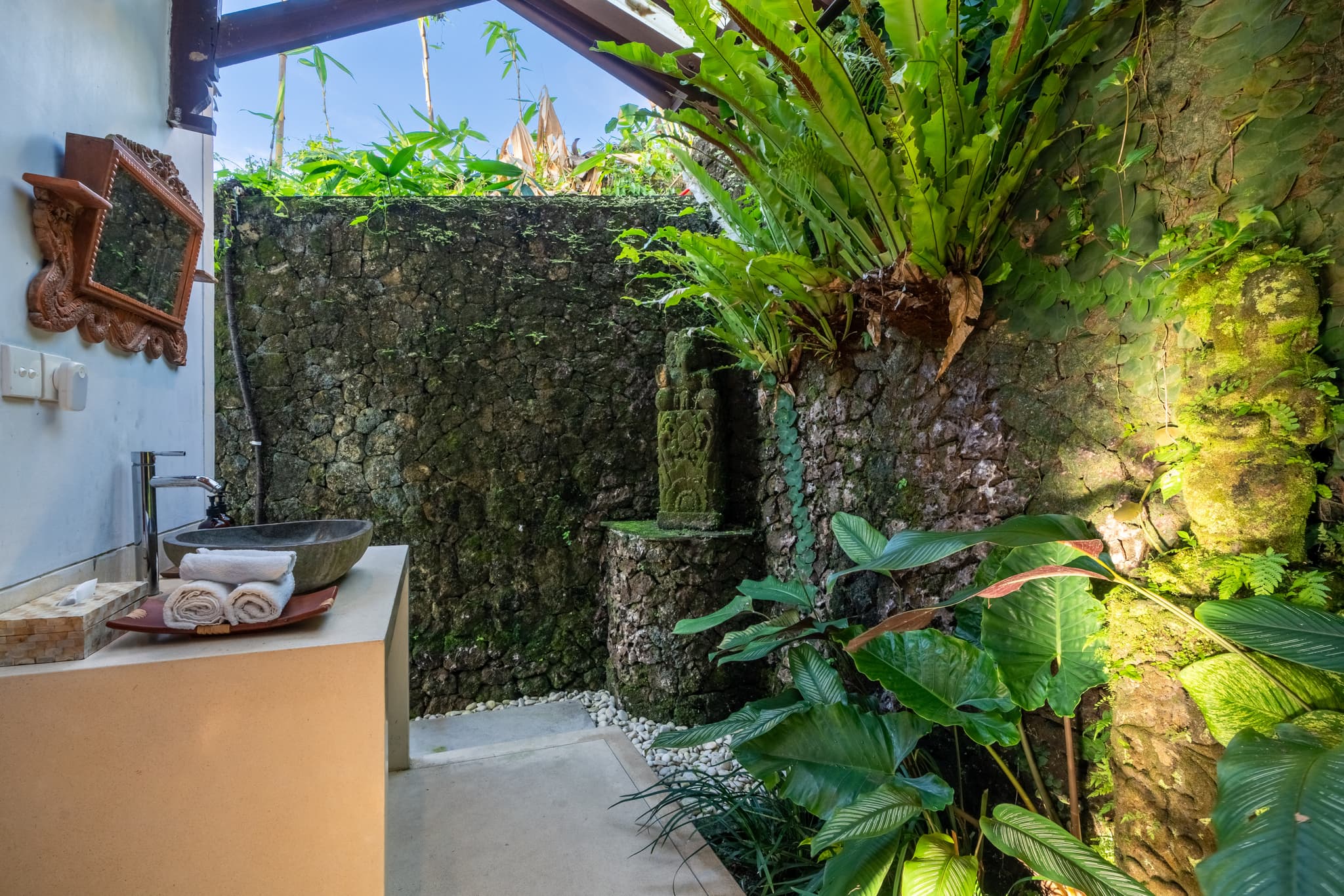 Villa Sagitta - Joglo Suite outdoor undercover bathroom