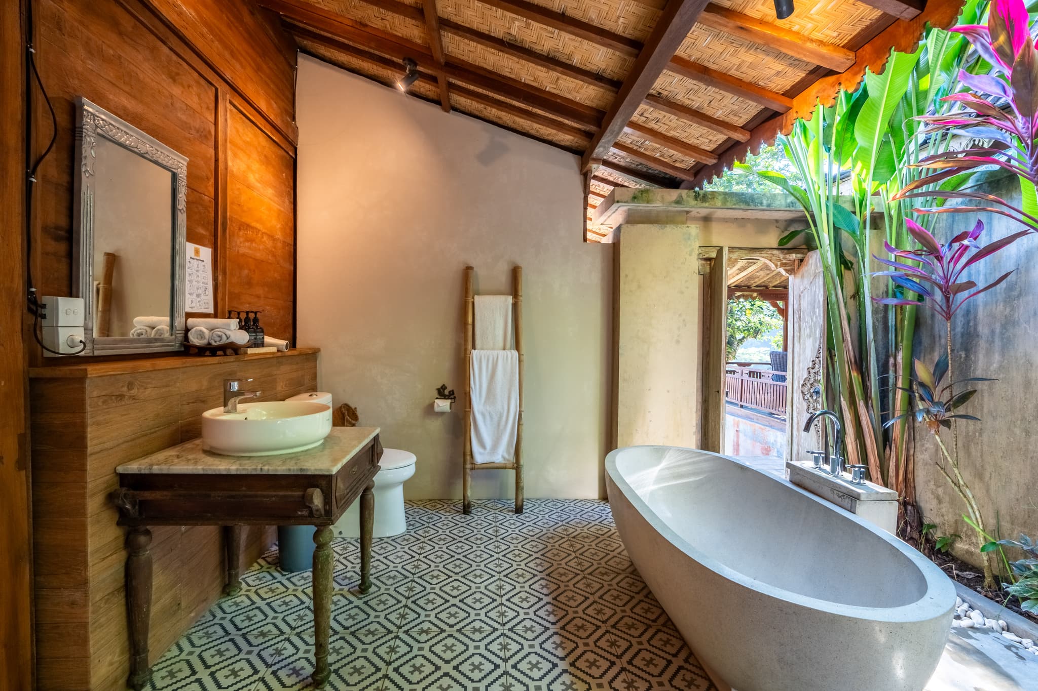 Villa Sagitta - Kerry's Cottage bathroom with shower and bath