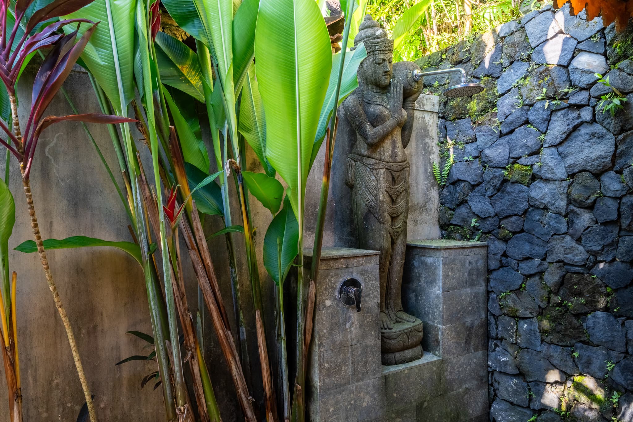 Villa Sagitta - Kerry's Cottage bathroom with outdoor shower and bath