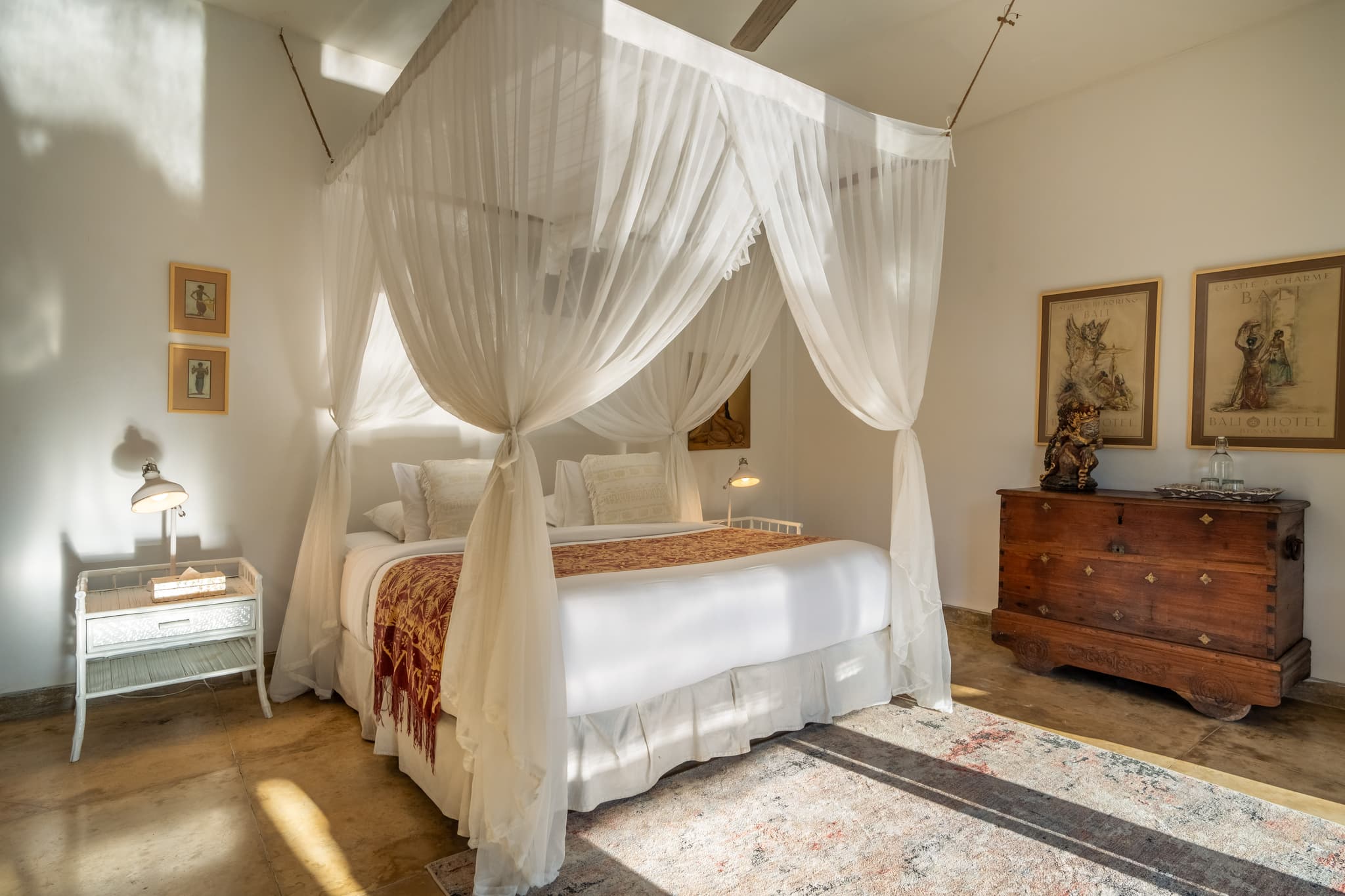 Villa Sagitta - Pool room with king size bed and mosquito net