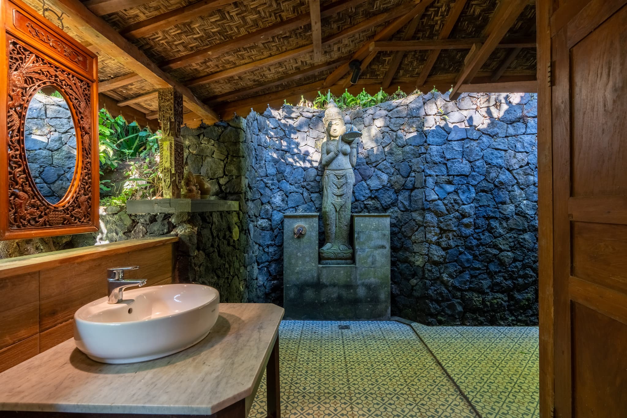 Villa Sagitta - Shrimp Cottage bathroom with outdoor shower