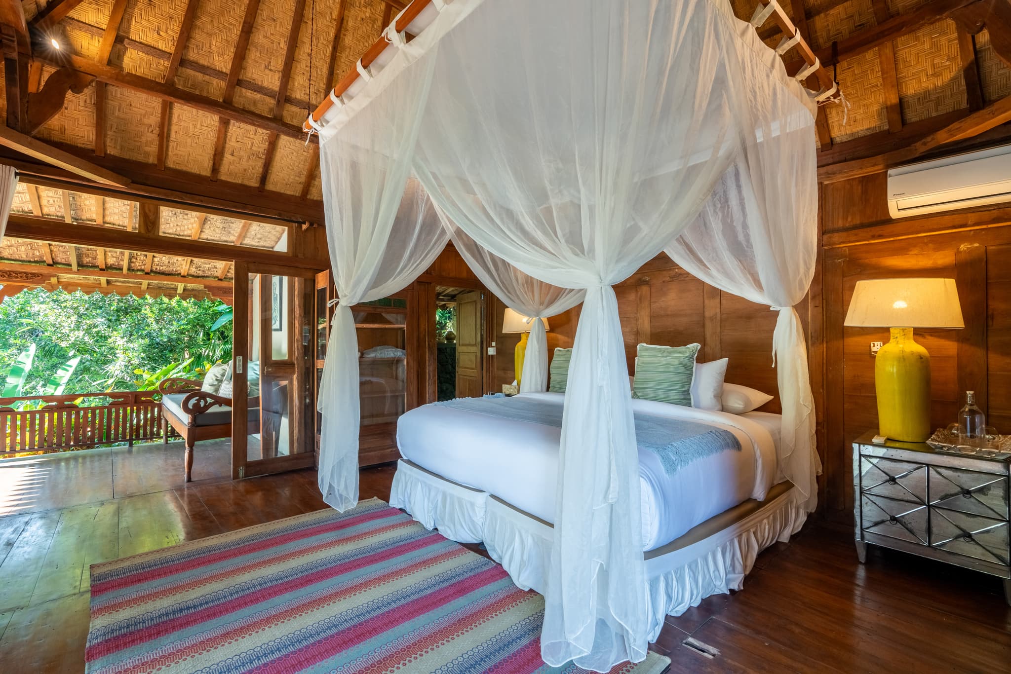 Villa Sagitta - Shrimp Cottage king size bed and mosquito net