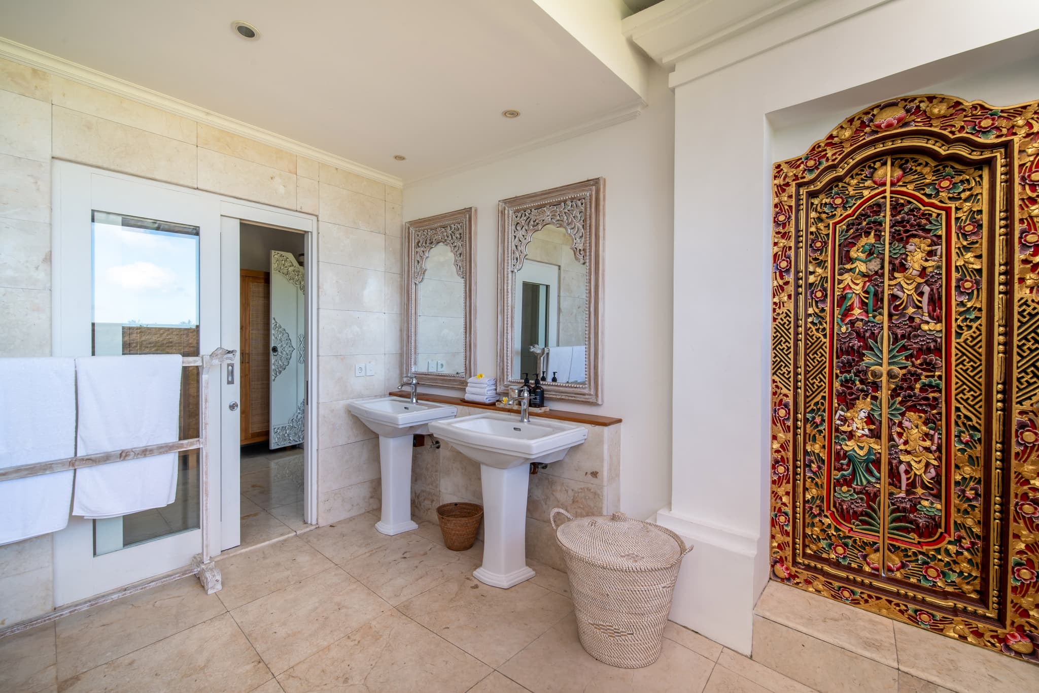 Villa Tau - Butterfly bathroom with double basins