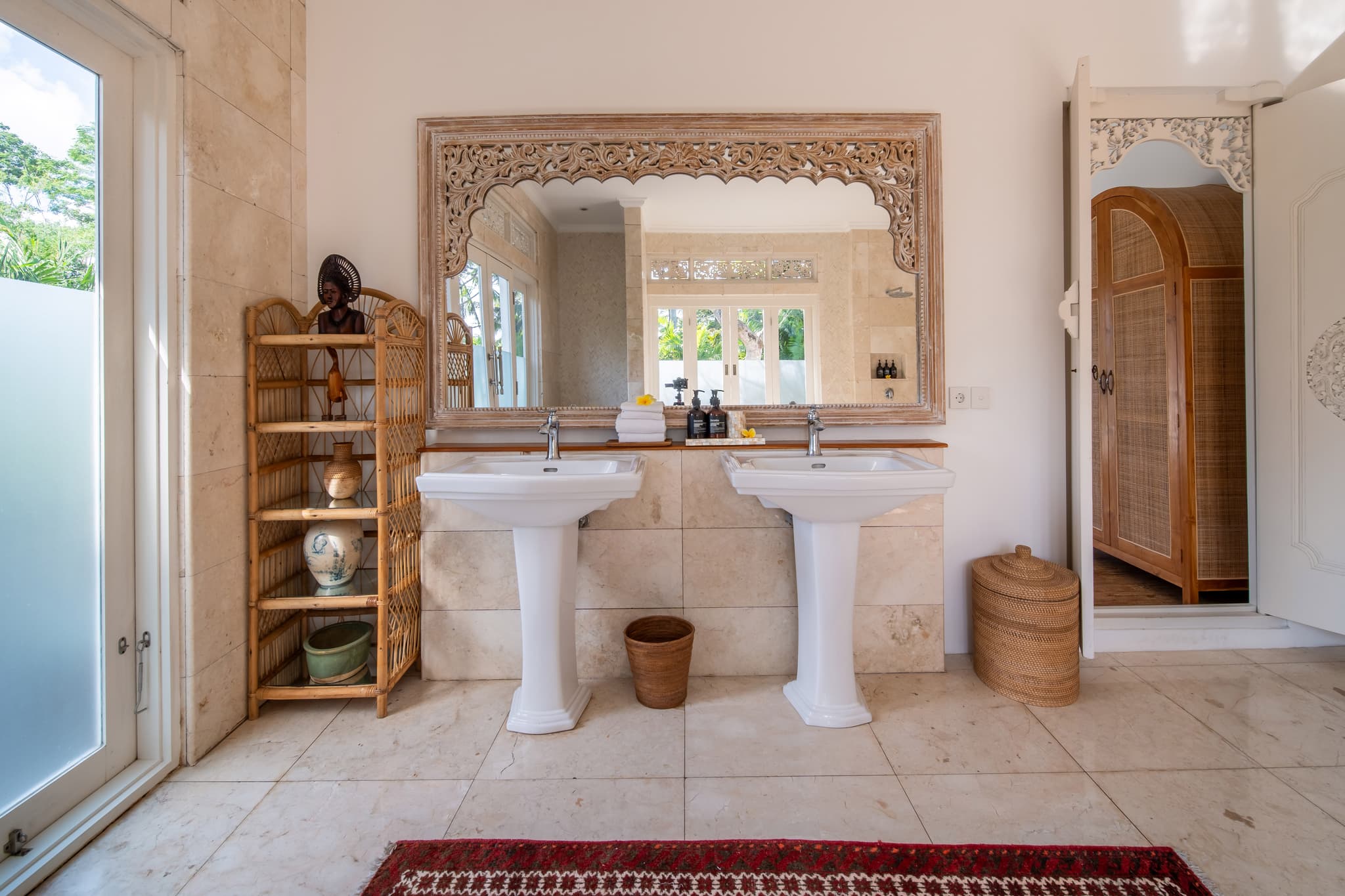 Villa Tau - Dragonfly bathroom with double basins
