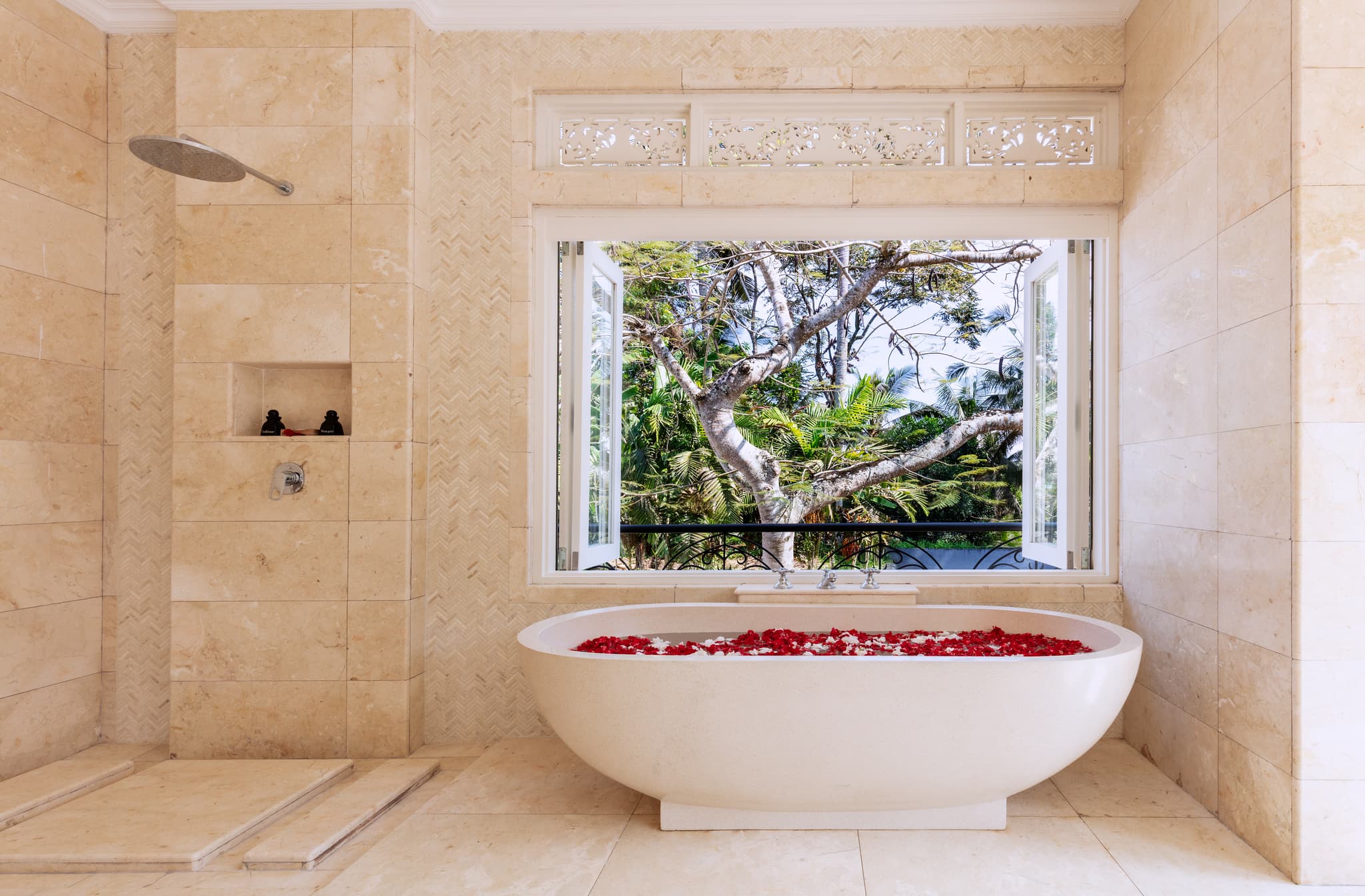 Villa Tau - Dragonfly bathroom with flower bath