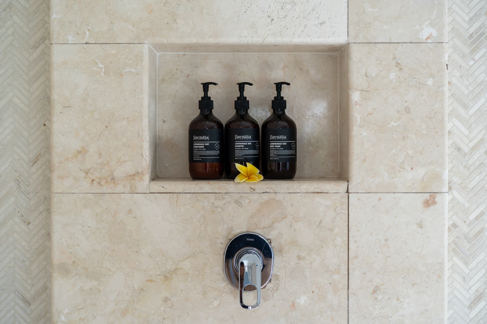 Villa Tau - Dragonfly bathroom with luxury toiletries shower and bath