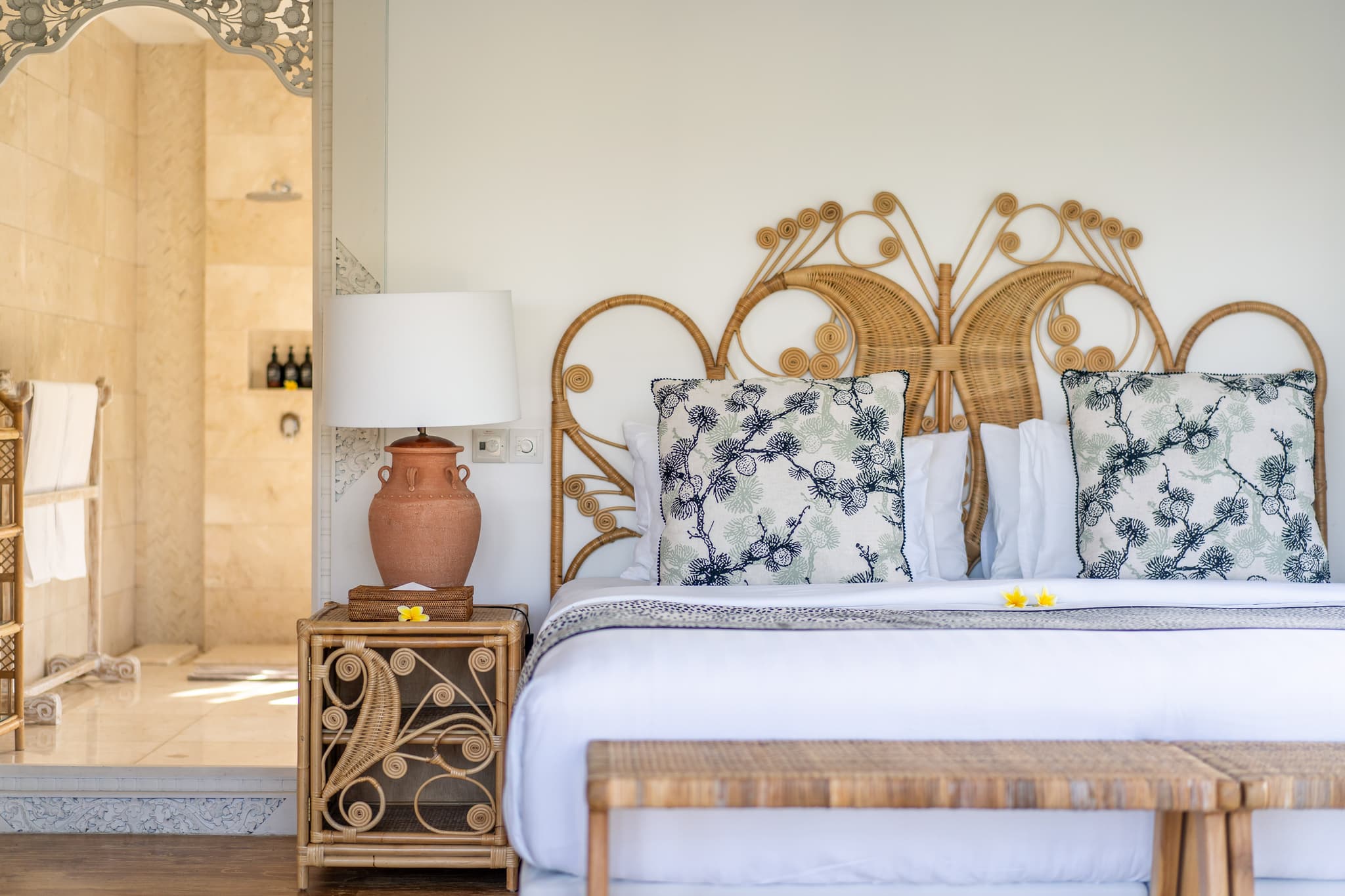 Villa Tau - Dragonfly bedroom king-size bed