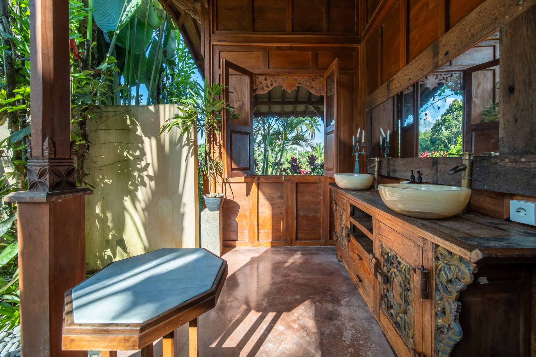 Villa Tau - Joglo Suite bathroom with double basins