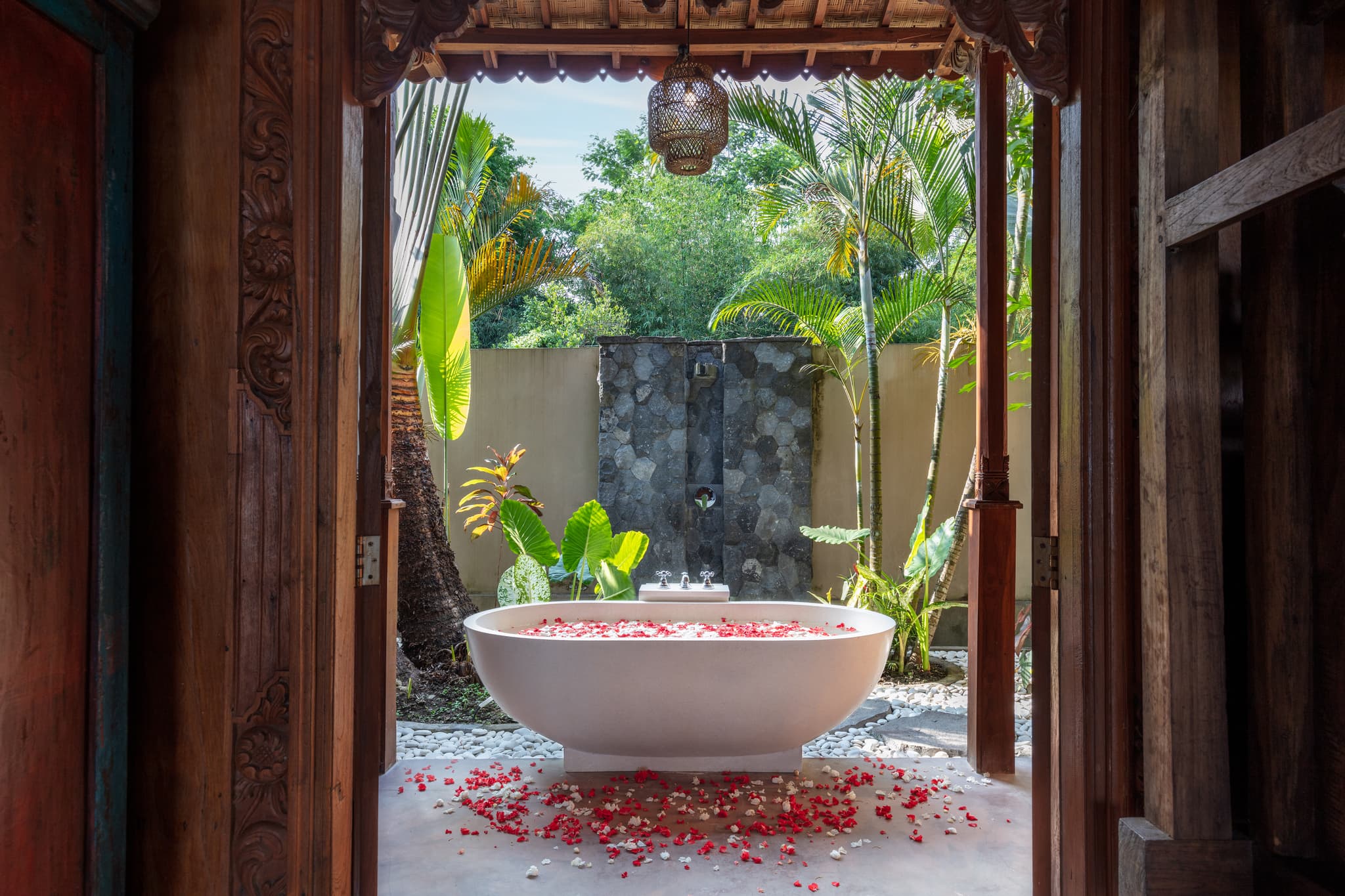 Villa Tau - Joglo bathroom flower bath
