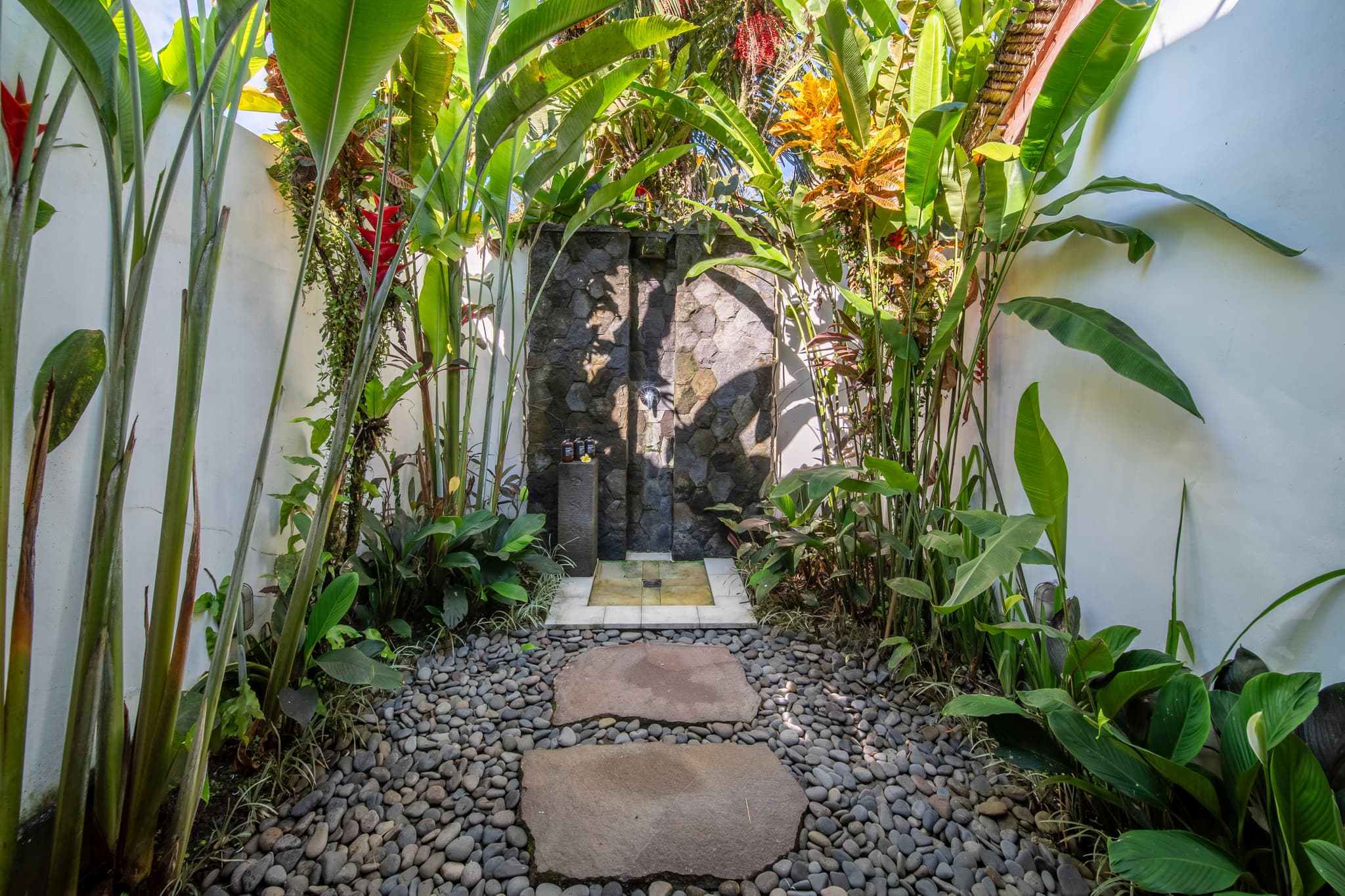 Villa Tau - cottage bathroom beautiful outdoor shower