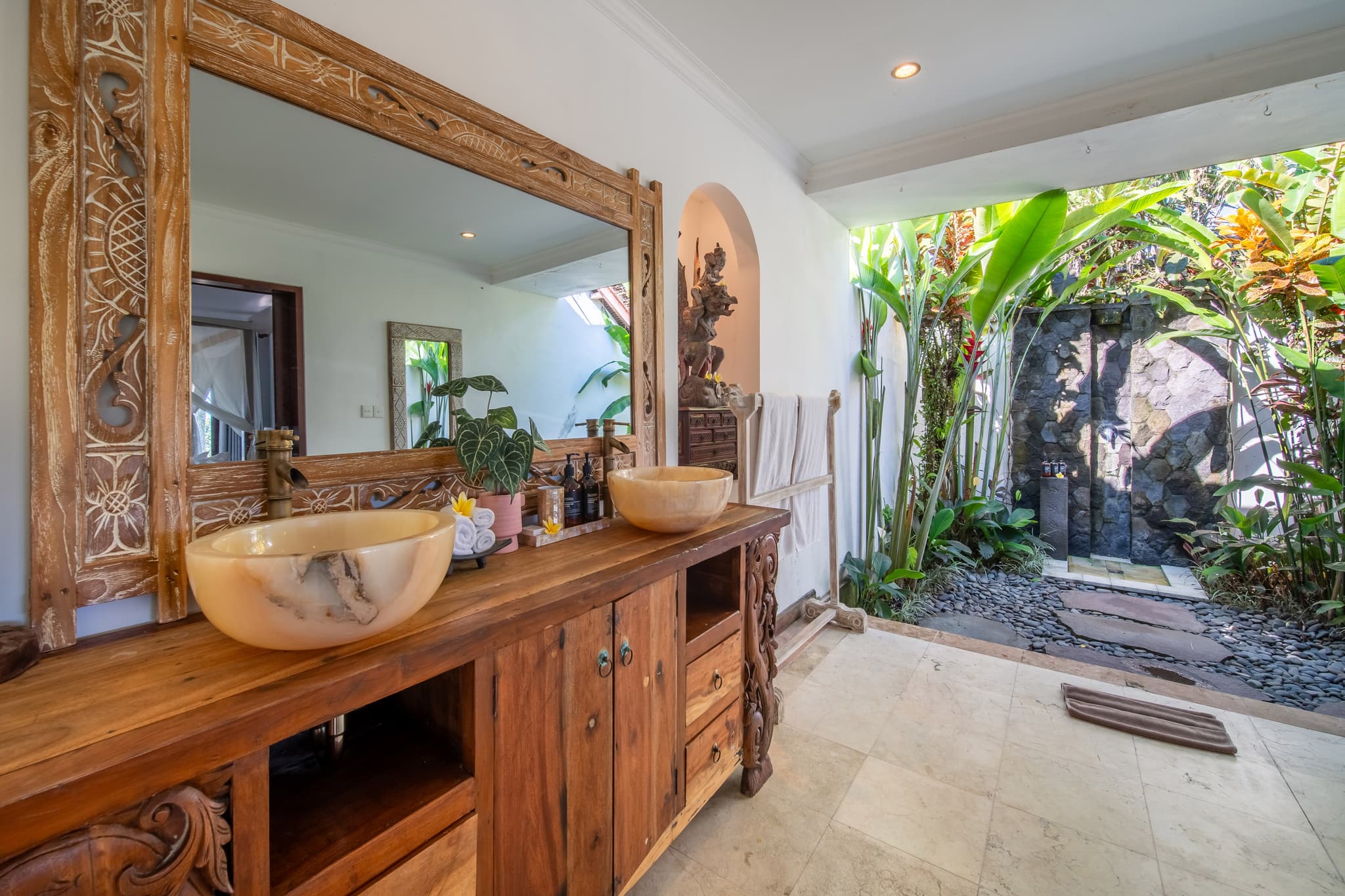 Villa Tau - cottage bathroom with double basins