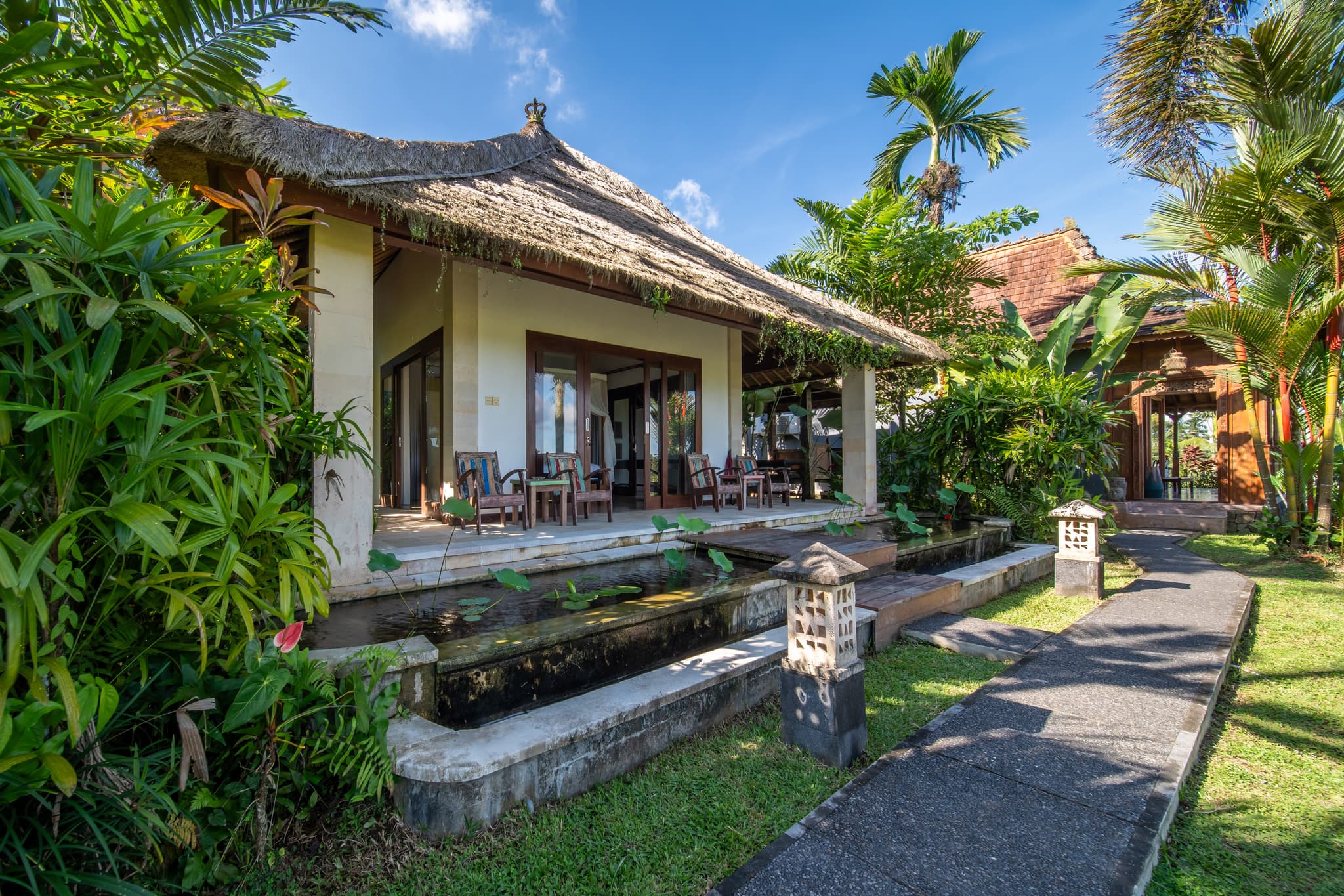 Villa Tau - cottage with outdoor seating to enjoy your coffee