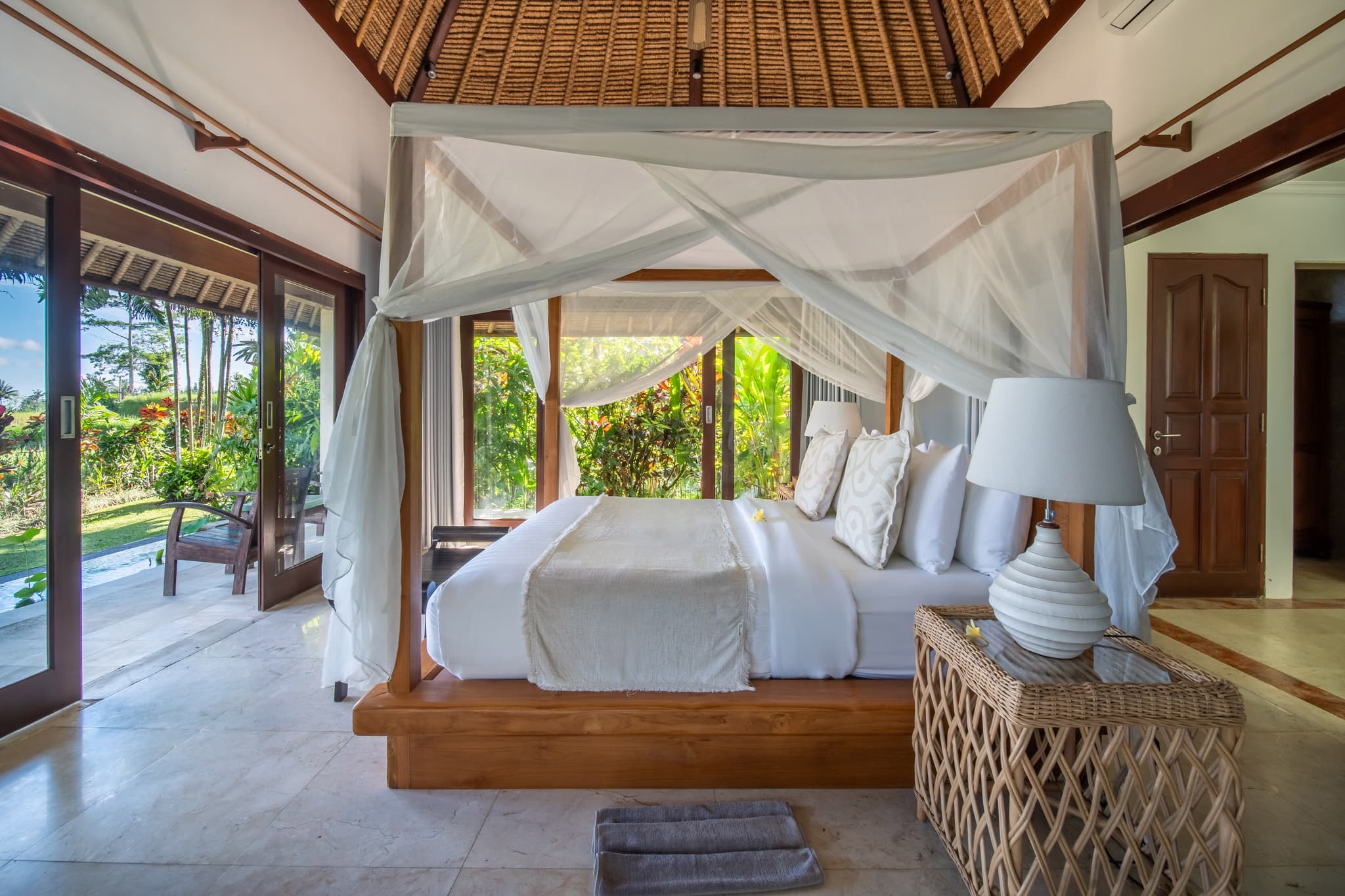 Villa Tau - cottage with king-size four-poster teak bed