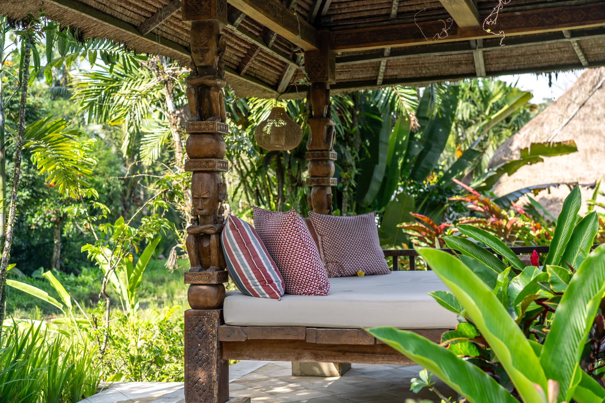 Villa Tau- garden bale where you can relax and read a book