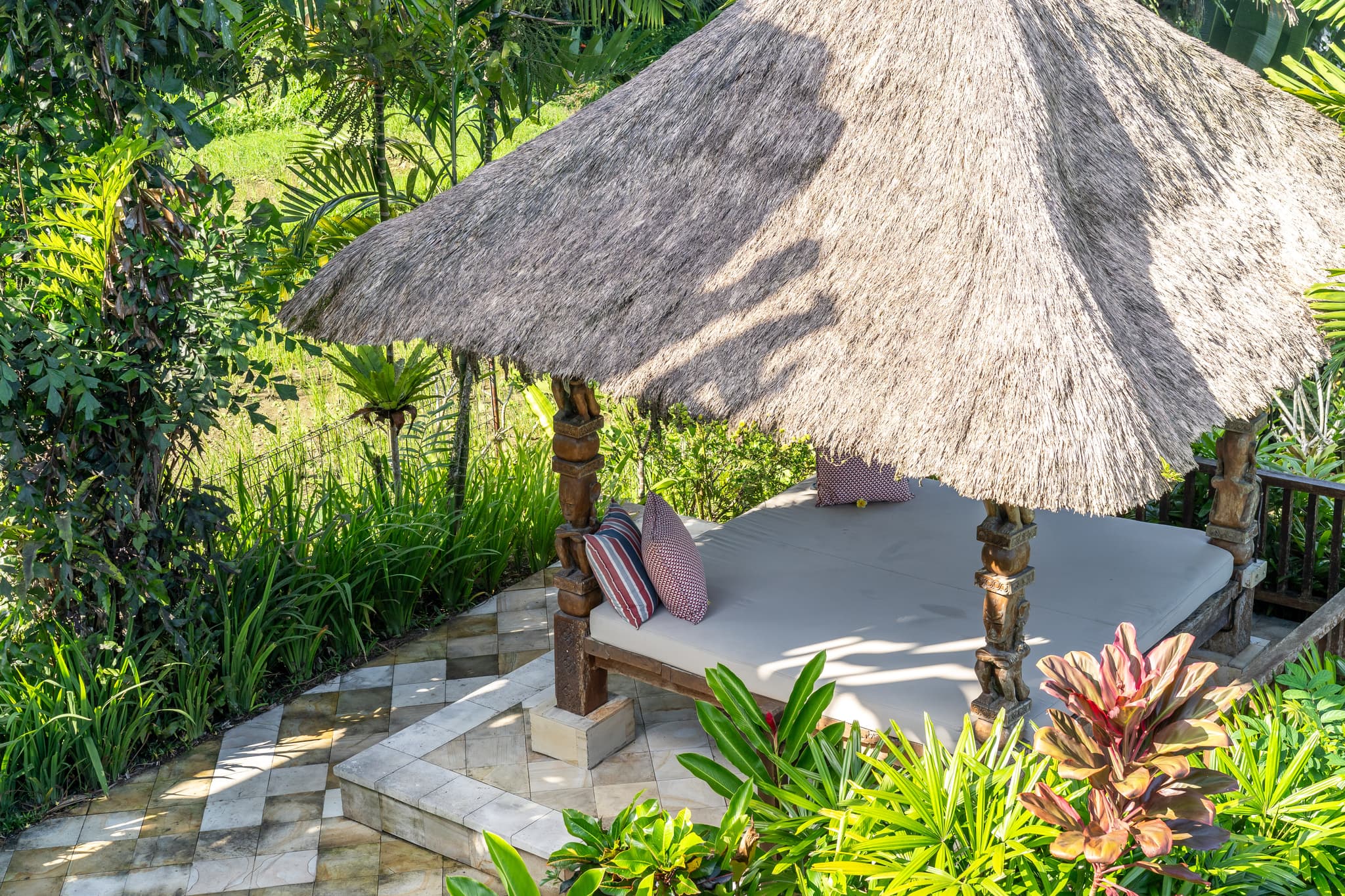 Villa Tau - garden bale where everyone can relax
