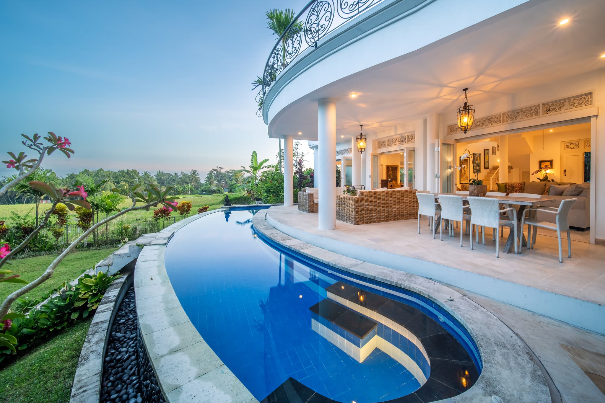 Villa Tau - garden outdoor seating with rice field views