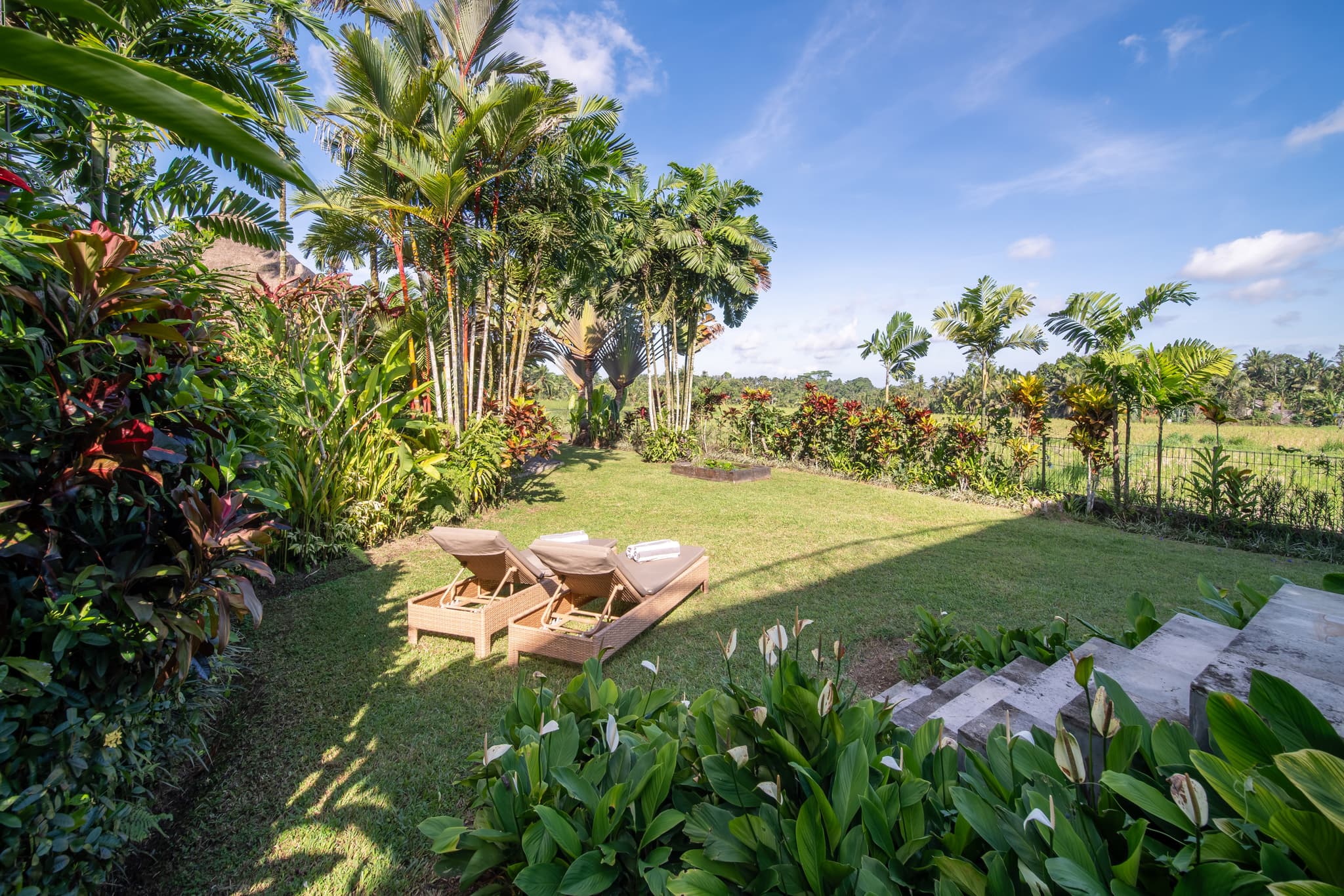 Villa Tau - garden place to play and sunbathe