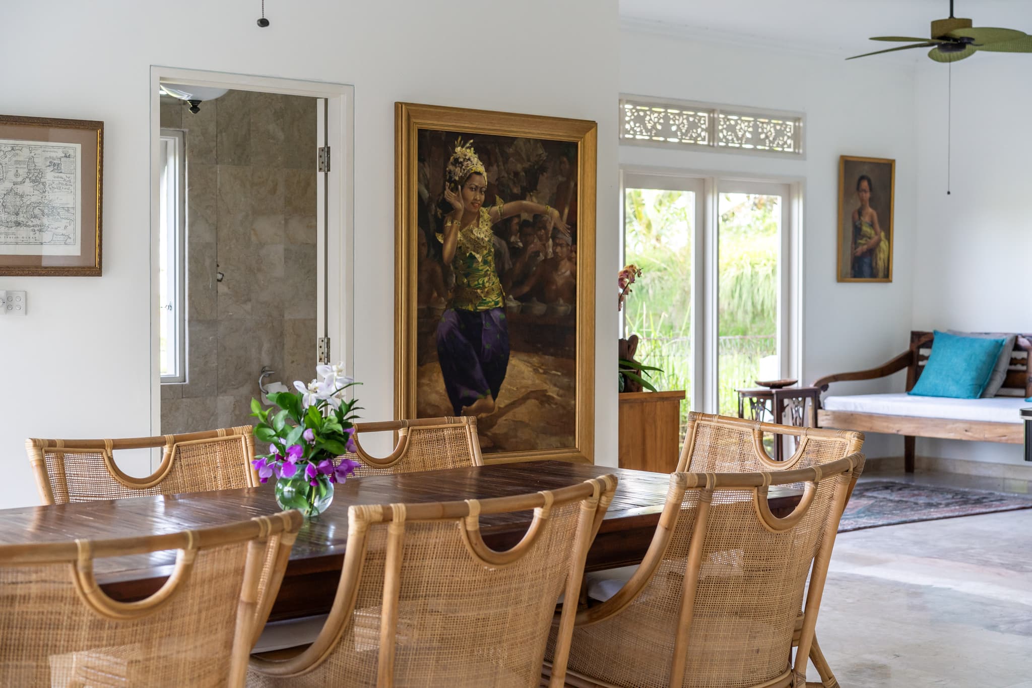 Villa Tau - living area and indoor dining