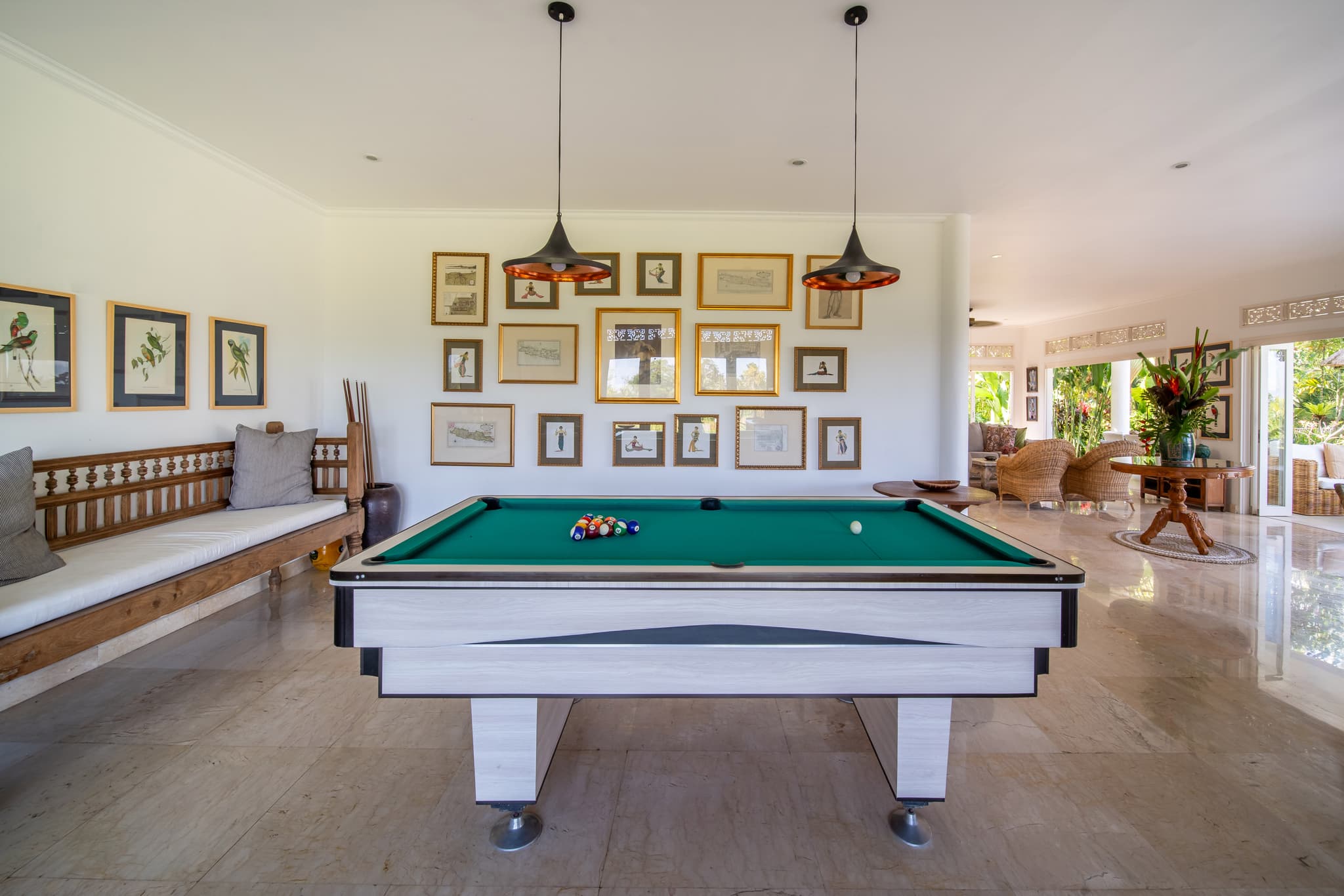Villa Tau - entertainment area with a pool table