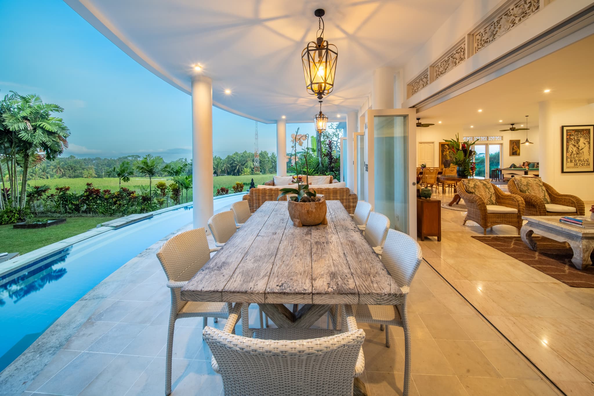Villa Tau - pool and outdoor dining