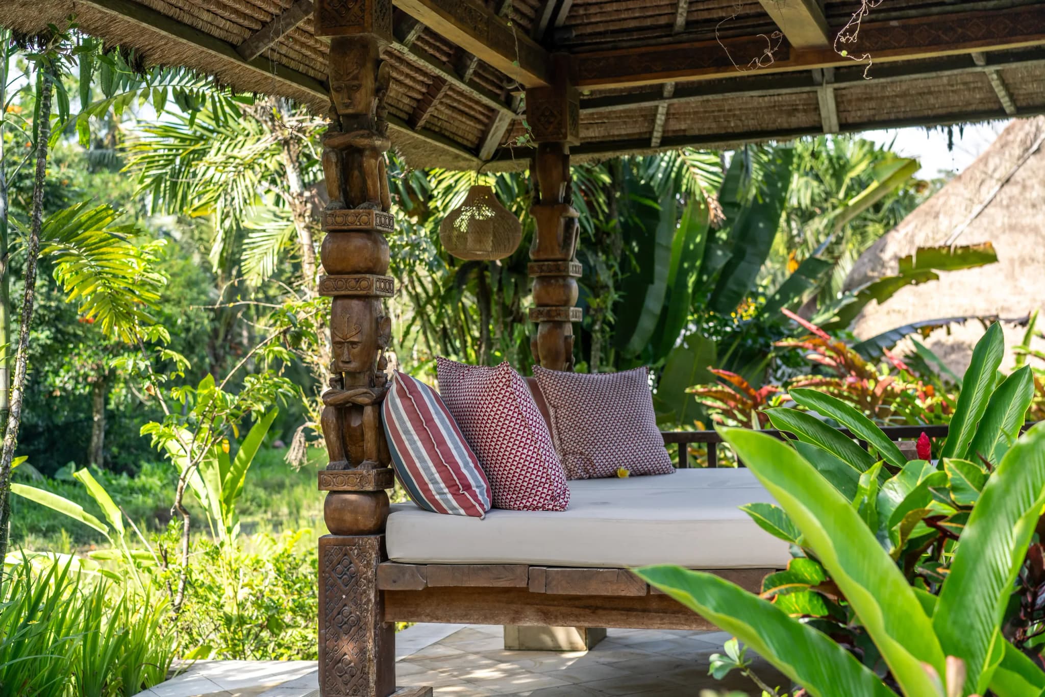 Villa Tau- garden bale where you can relax and read a book